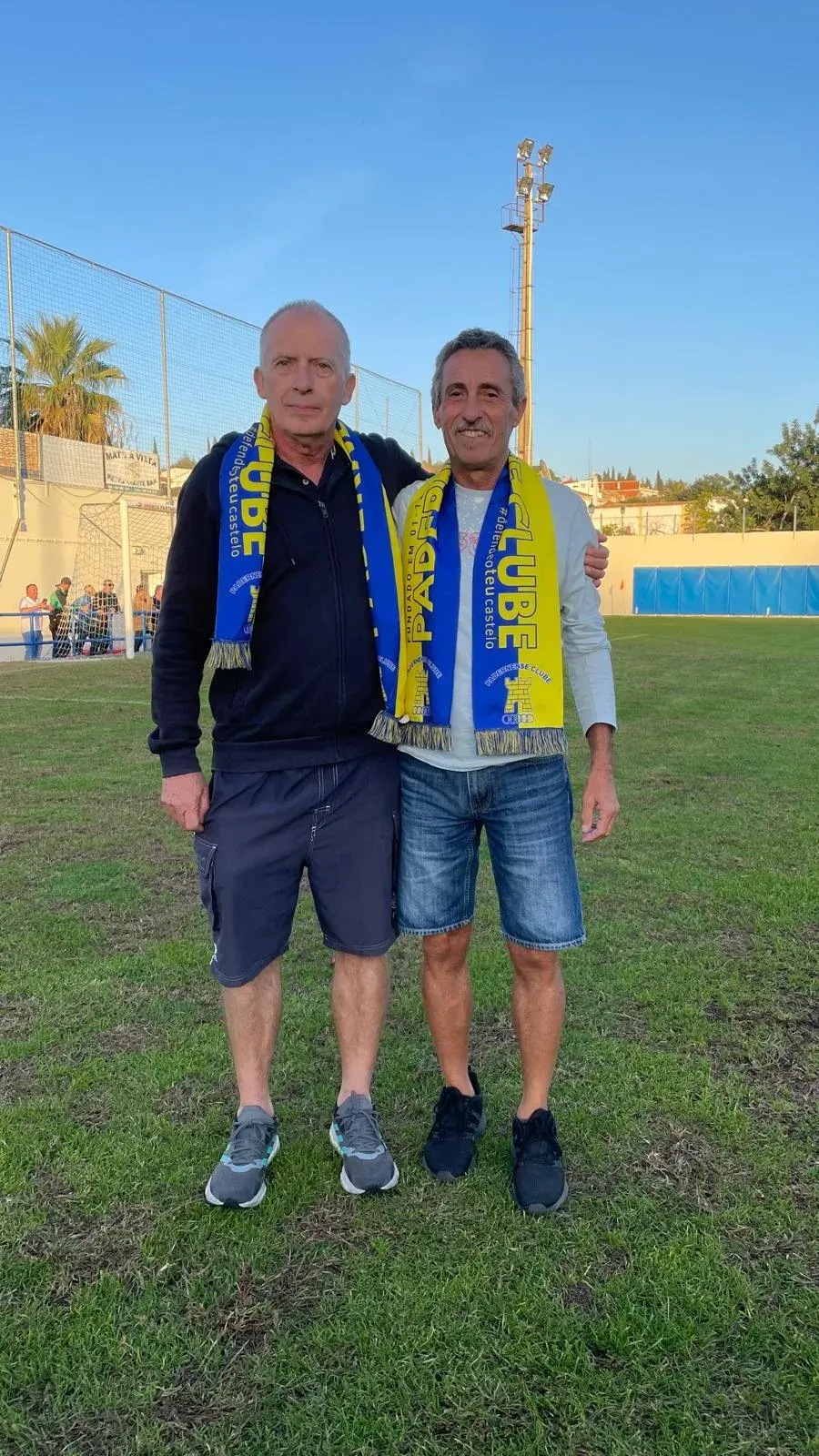 João Campos e o presidente Luís Neves, de cachecol do Padernense, no relvado do Estádio João Campos