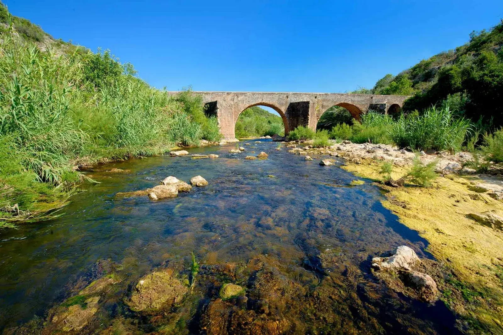 A ribeira sob o castelo de Paderne